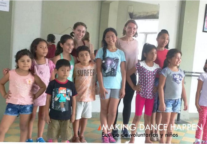 equipo-de-voluntarios-y-niños
