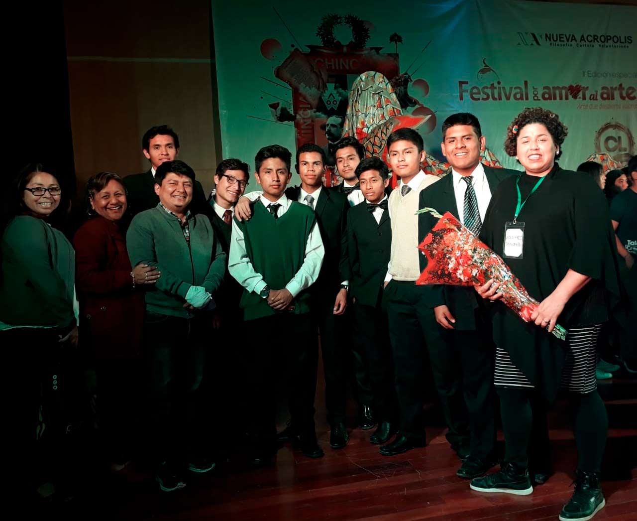 Alumnos-de-la-IE.-José-pardo-y-barrera-después-de-representar-los-100-años-del-Pardo