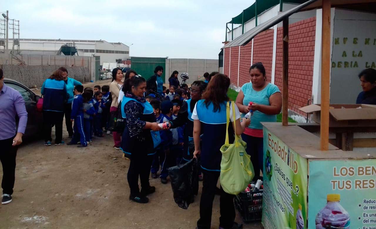 Niños-entregan-eco-ladrillos-en-el-kiosko-de-reciclaje-de-Fundación-La-Calera