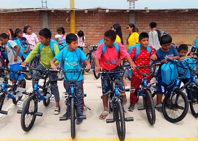 Entrega de bicicletas a estudiantes focalizados de Alto Larán