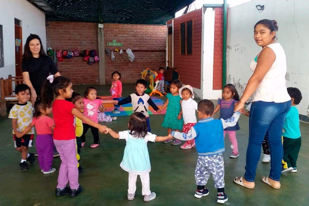 marie-compartiendo-con-los-niños-de-guarderia-la-paz