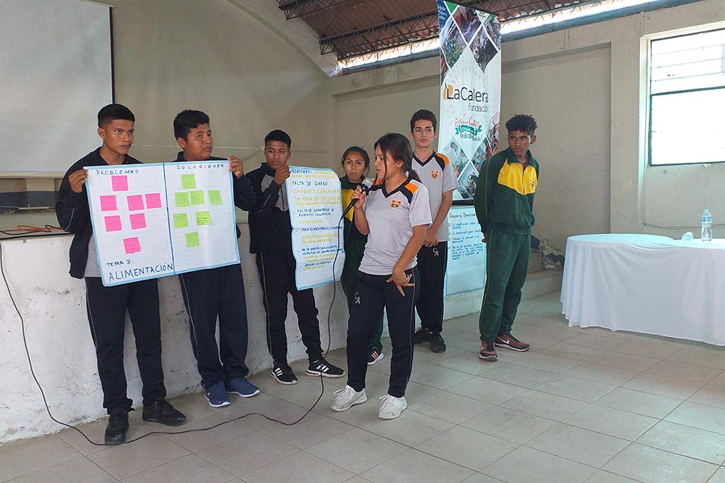Alumnos-exponiendo-una-de-las-7-problematicas
