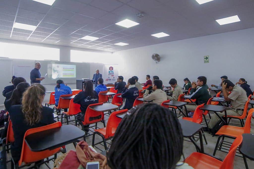 miguel-del-mar-y-alunmos-participantes-del-seminario-estudiantil