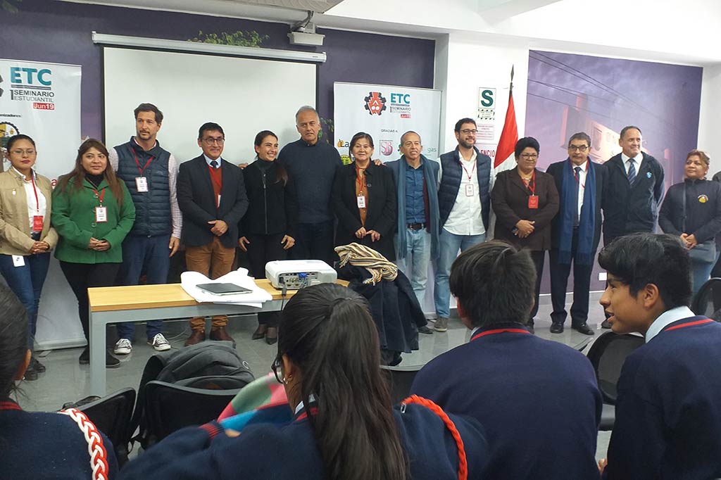 panelistas-invitados-al-primer-seminario-estudiantil