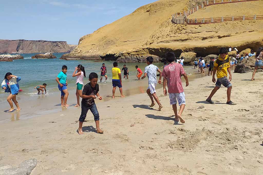 niños-en-la-playa-de-paracas
