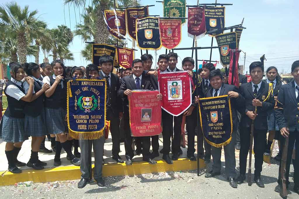 juan-junto-a-sus-alumnos-de-la-ie-melchorita-saravia
