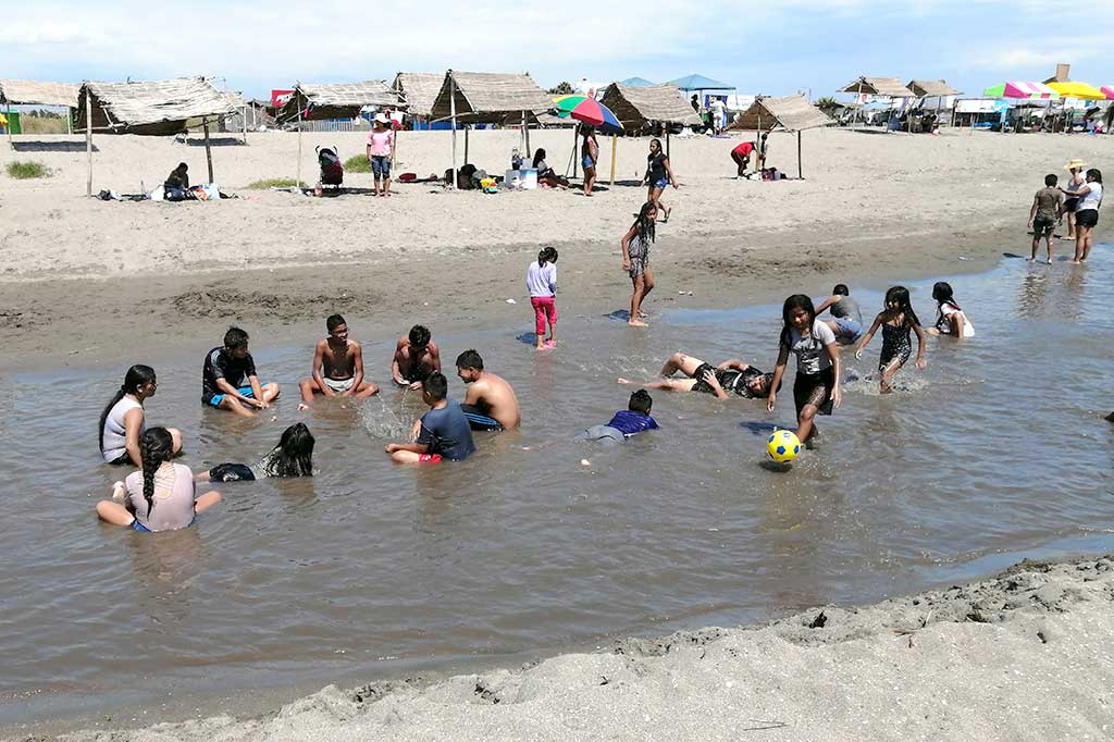 estudiantes-en-el-balneario-de-lurinchincha